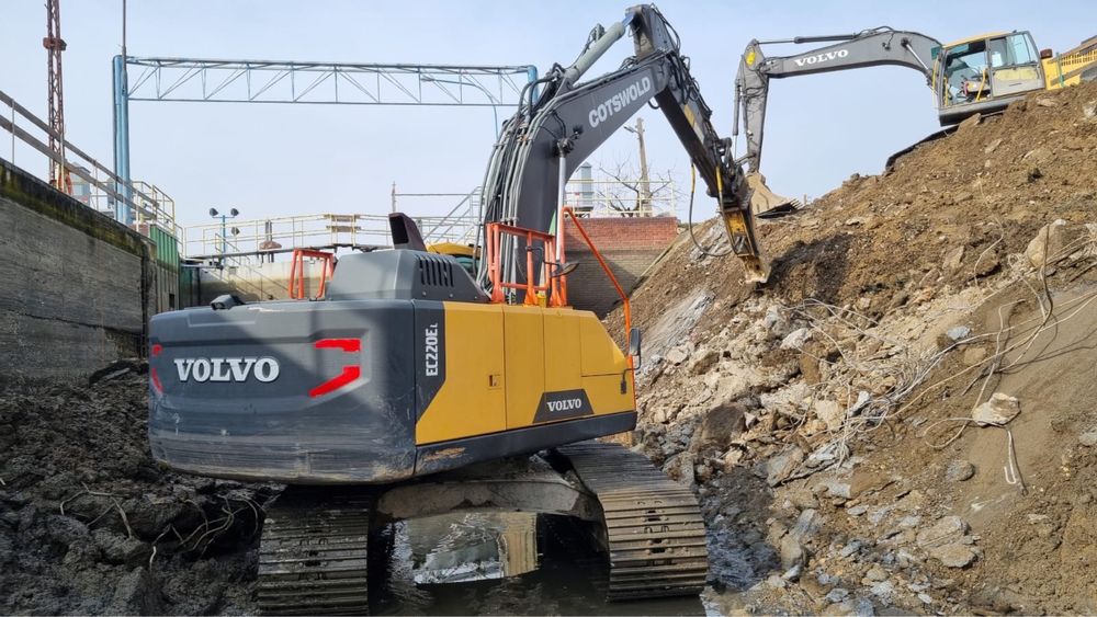 Wynajem koparki/wyburzenia/skarpowanie/kucie/szczekowanie