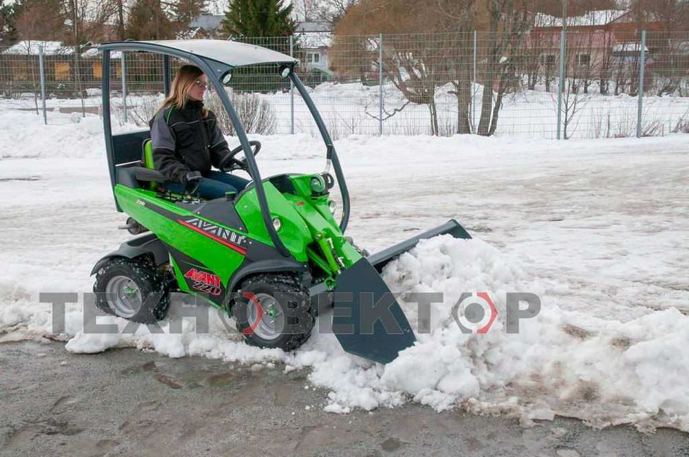 Універсальний мінінавантажувач Авант Avant, модель 220-та.