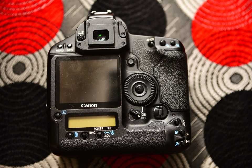 Canon EOS-1D Mark III + Yongnuo YN-50 mm F/1.8