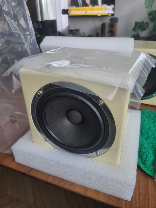 Monitory studyjne do mixu Avantone Mixcube Creme
