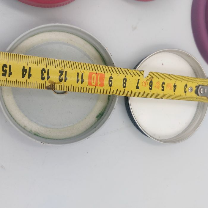 Nakrętki do słoików z dziurką