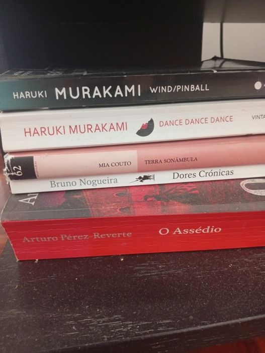 Livros em português e inglês