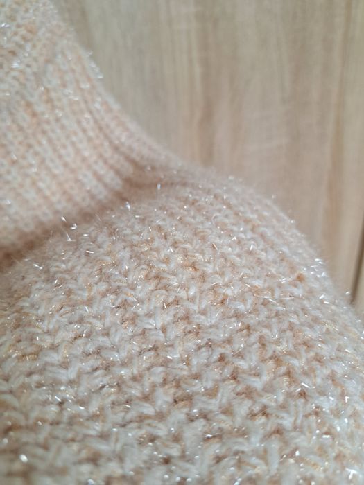 Błyszczący sweter oversize