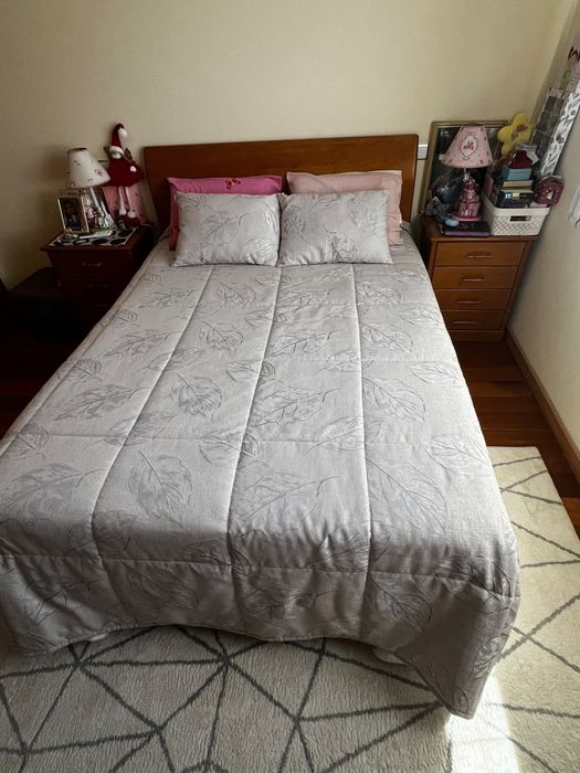 Mobilia cama, mesinhas cabeceira e espelho