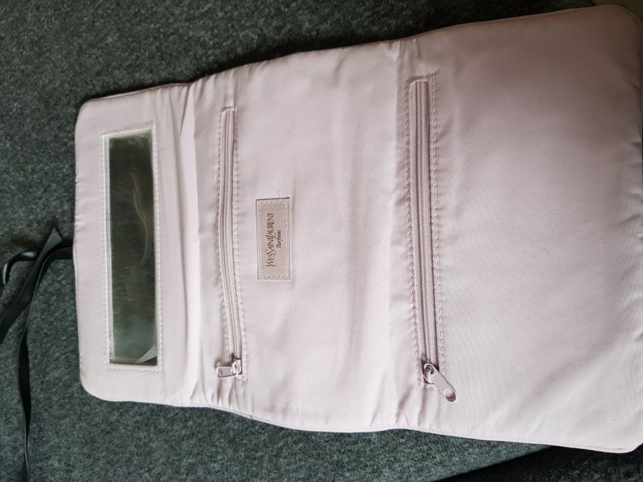 Nowa kosmetyczka z lusterkiem .