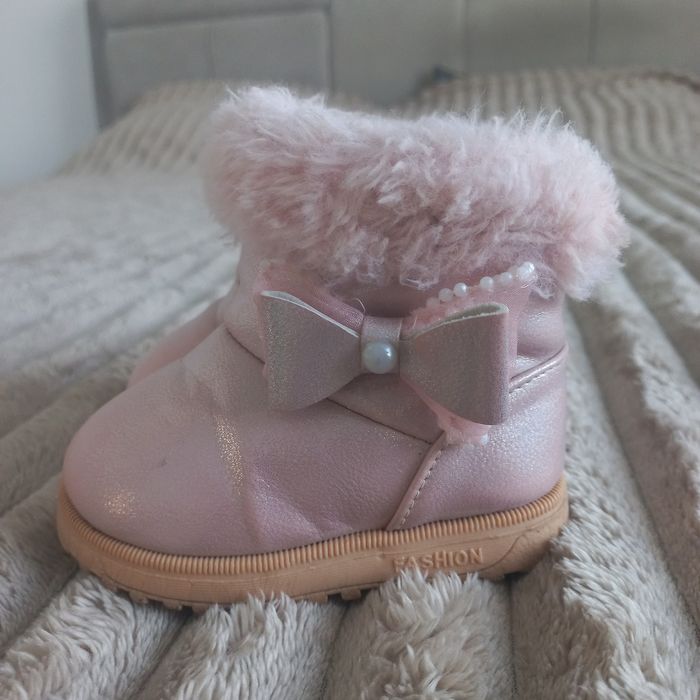 Уги для дівчинки