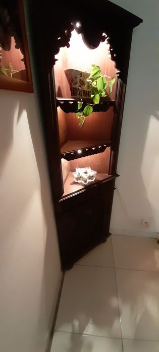 Móvel de canto em madeira com iluminação