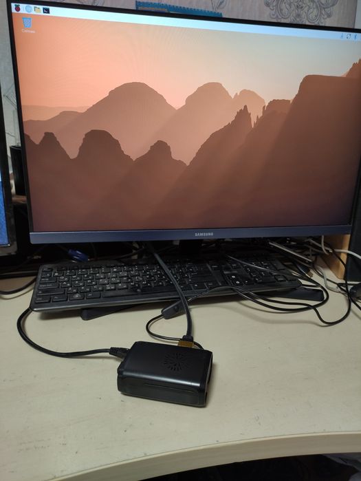 Міні ПК Raspberry Pi 3 Model B в робочому стані.