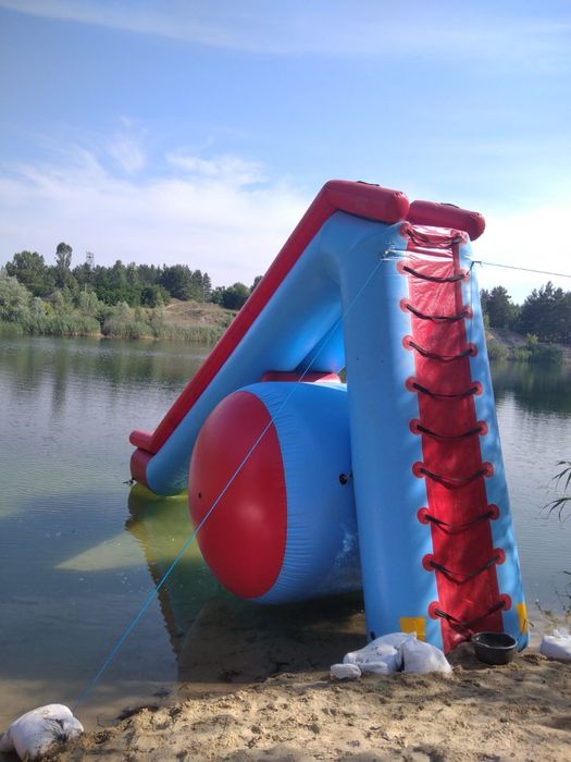 Горка надувная, с дуйкой в комплекте.