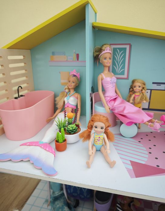 Domek dla lalek Barbie + 12 lalek i szafa z ubraniami