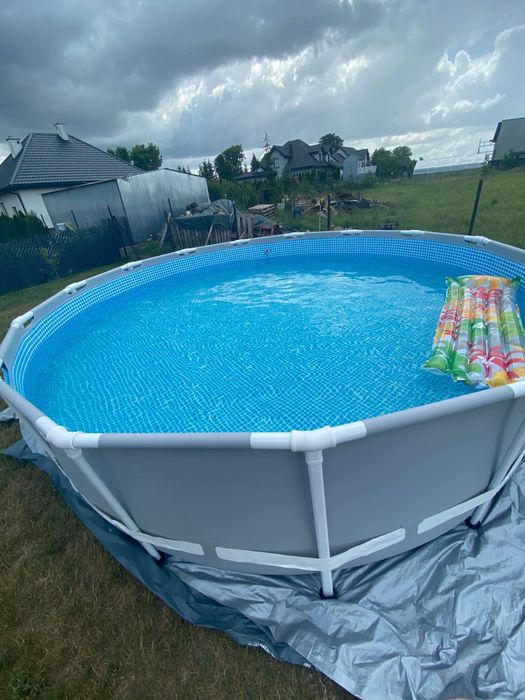 Basen ogrodowy z drabinką