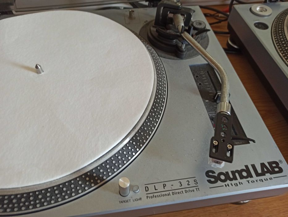 Material dj , gira discos e mesa de mistura