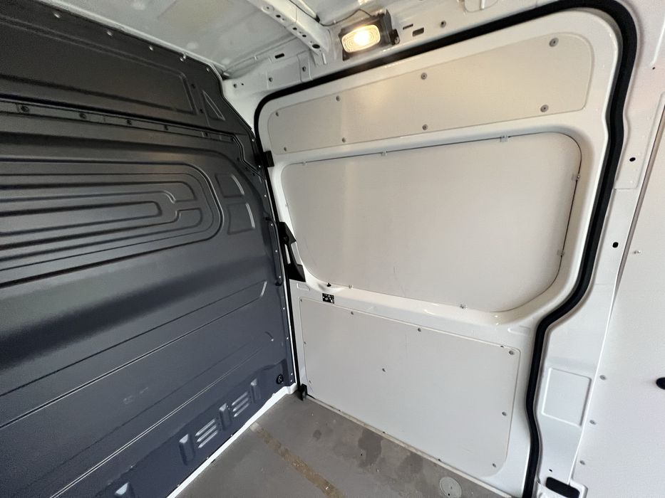 Zabudowa fabryczna Mercedes Sprinter L2H2 – sklejki, nadkola, listwy..