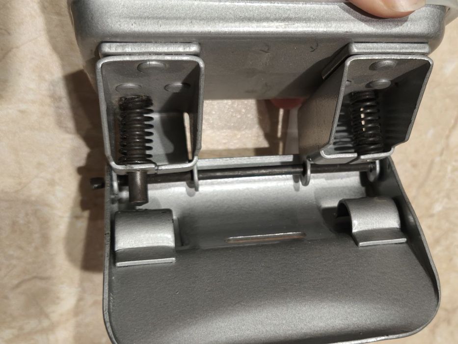 Безкоштовно віддам старий дирокол діркопробивач