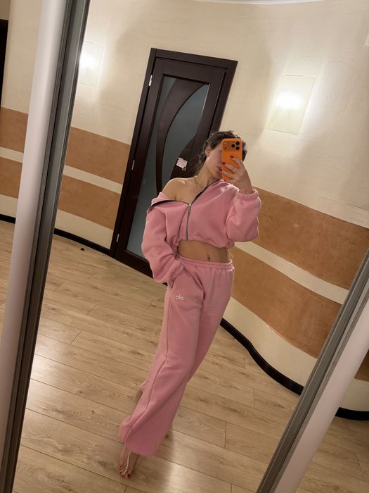 Теплый розовый костюм на флисе бренда alo adidas lior