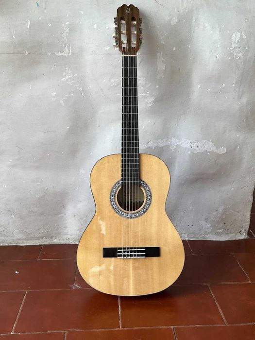 Guitarra Clássica 3/4 Alba com apoio pé e afinador Fender, como nova!