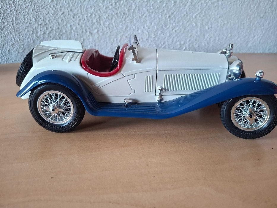 Alfa Romeo 2300 Spider (1932) da Bburago na escala 1:18