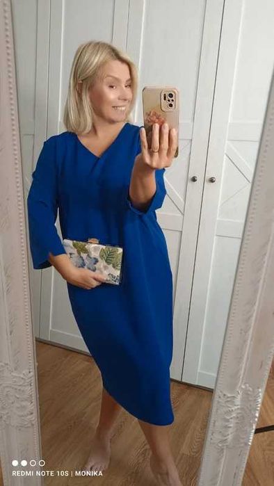 Elegancka niebieska sukienka z kieszeniami imprezy