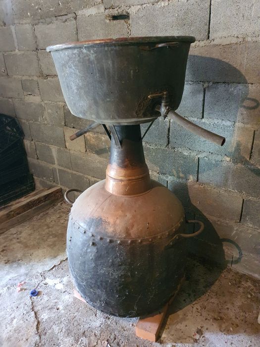 Vendo Alambique em bom estado. Não teve muito uso.