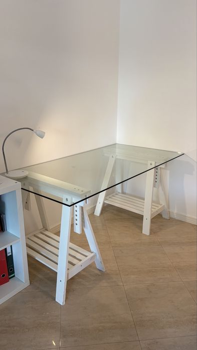 Mesa de escritorio com tampo de vidro