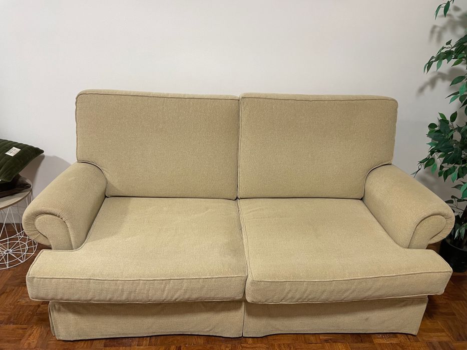 Sofá 3 pessoas em tecido Bege impecável