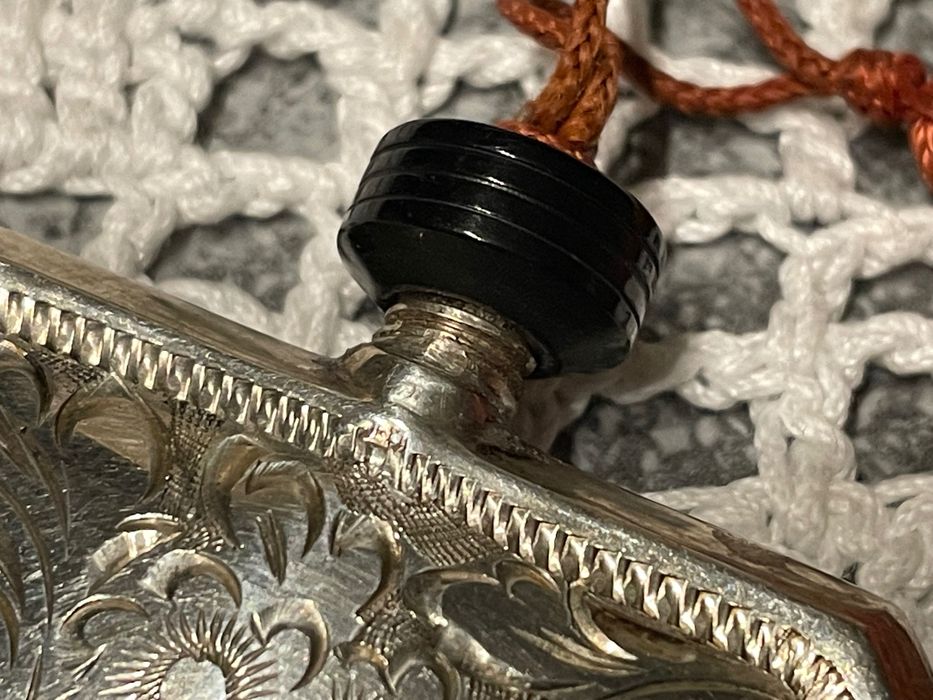 Stara srebrna perfumetka pięknie zdobiona