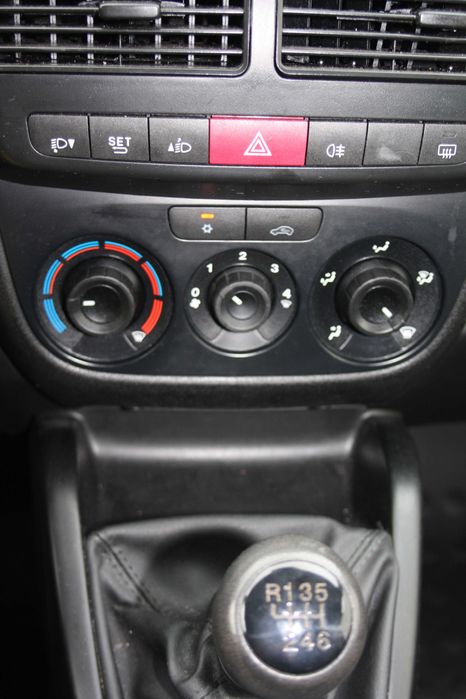 11/2014 Opel Combo 2,0 CDTi - 135 cavalos. Versão longa. Ar condicionado. 187600 km.