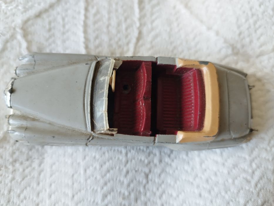 Miniatura do Bentley S2 da Dinky Toys (referência 194), fabricado em Inglaterra. Escala 1/43.