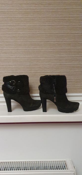 Итальянские  ботильены на натуральном меху ,, CARNABY " . Новые .