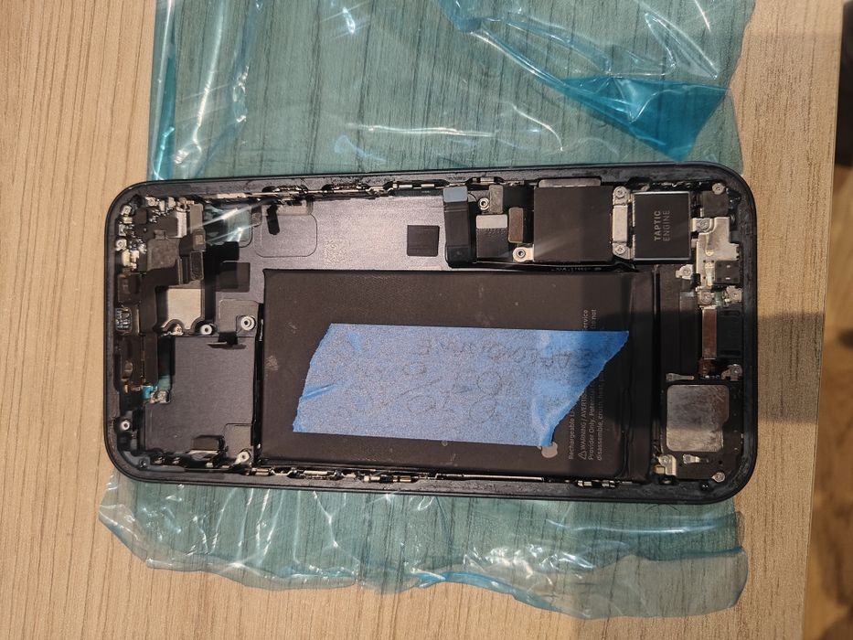 iPhone 14 korpus bateria