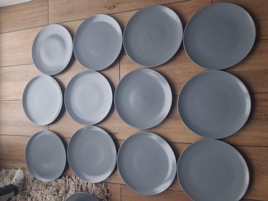 IKEA DINERA – szare matowe talerze – komplet”