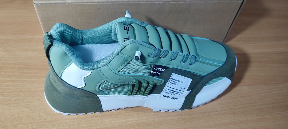 Sapatilhas de Homem. N. 43. Novas.