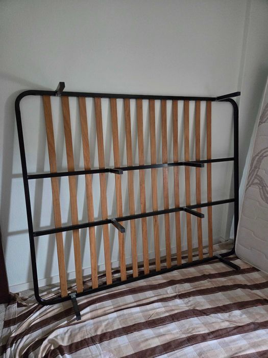 Cama de casal. Em bom estado. Qualidade superior.