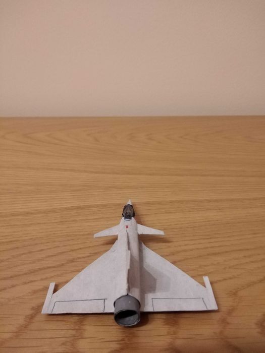 Avião em papel baseado no Mirage 2000