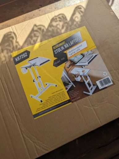 Столик для ноутбука на коліщатах