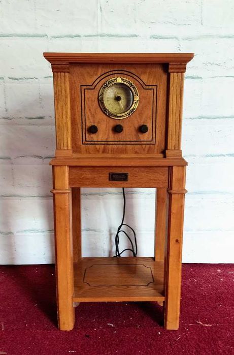 Mesa de apoio retro com rádio AM/FM e leitor de cassetes