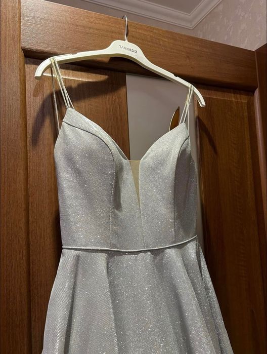 Дизайнерська випускна сукня в ідеальному стані