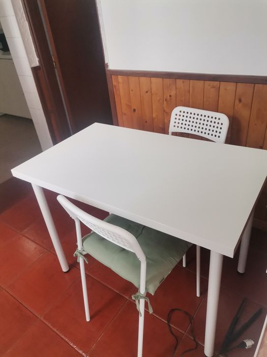 Mesa com 4 caseiraa em perfeitas condiçoes