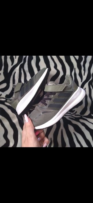 Oryginalne leciutkie buty z adidasa dla chlopca khaki 27