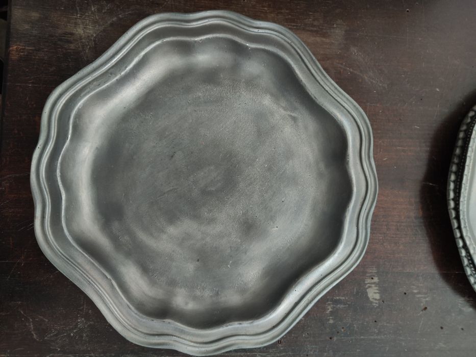 Conjunto de pratos em estanho