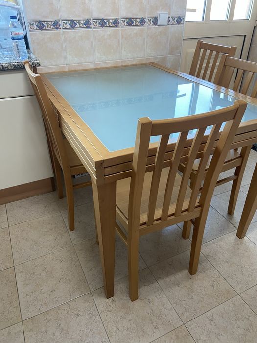 Mesa de jantar e cadeiras