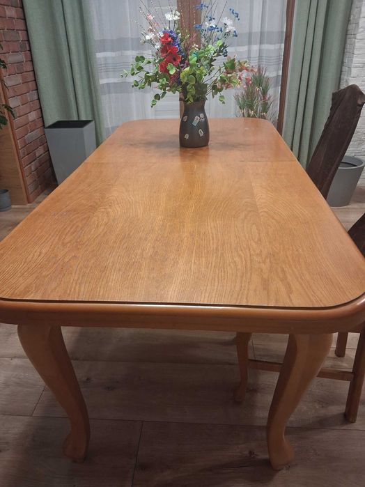 Drewniany  stół do jadalni z 6 krzesłami