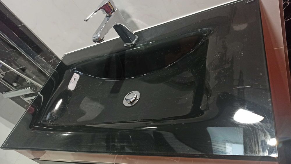 Lavatório preto em vidro