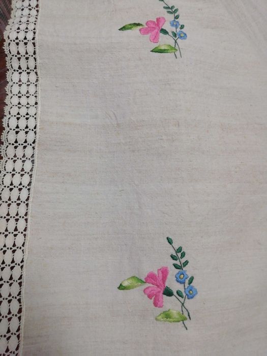 Toalha de mesa bordada