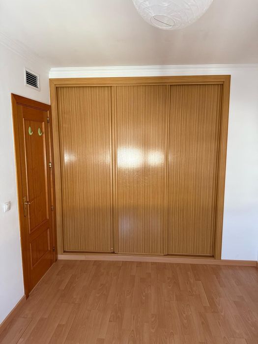 Alugo 1 quarto equipado no Carregado. Ap. bem luminosa e zona calma