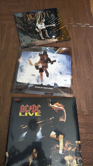 Acdc 
Live special edition 2lps 
Acdc 
Stiff Upper Lip
Acdc 
Blow up your video
Selados 
50€