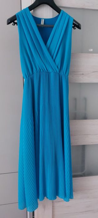 Elegancka sukienka długa plisowana niebieska