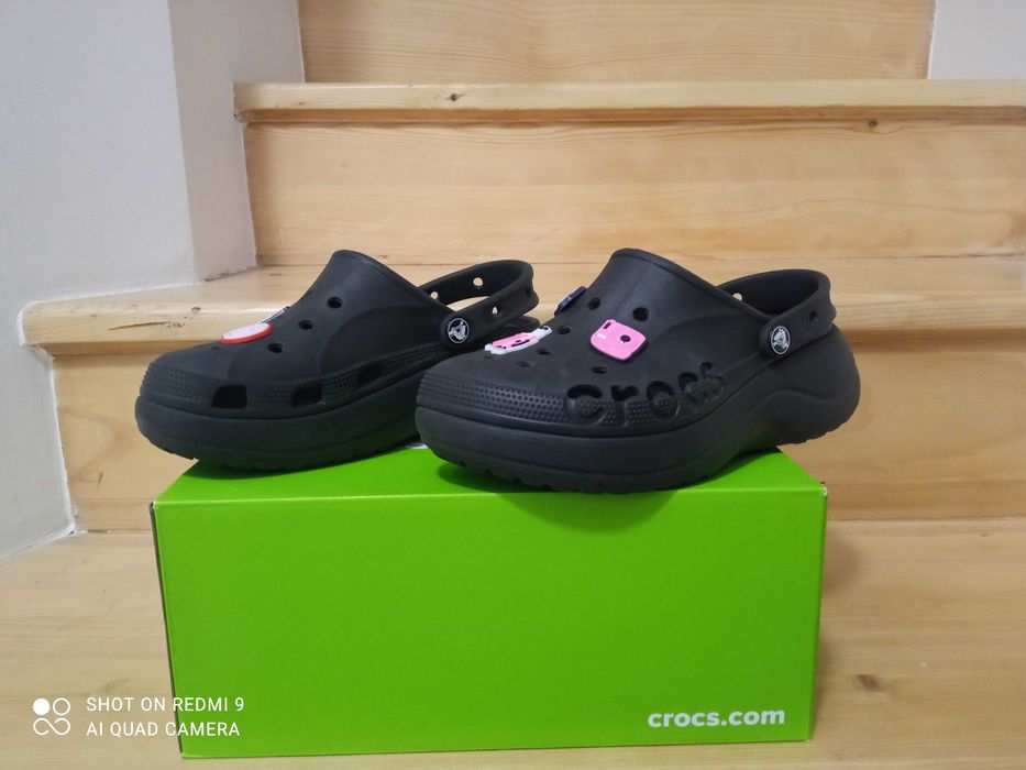 Crocs Baya czarne na platformie r.37 z przypinkami
