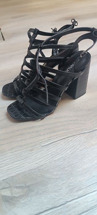 Czarne sandały na obcasie