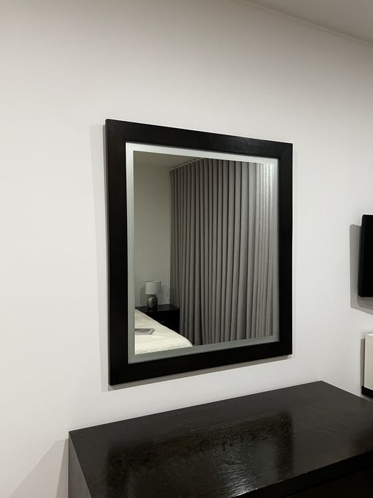 Quarto completo madeira maciça composto por cama comoda e 2 mesinhas